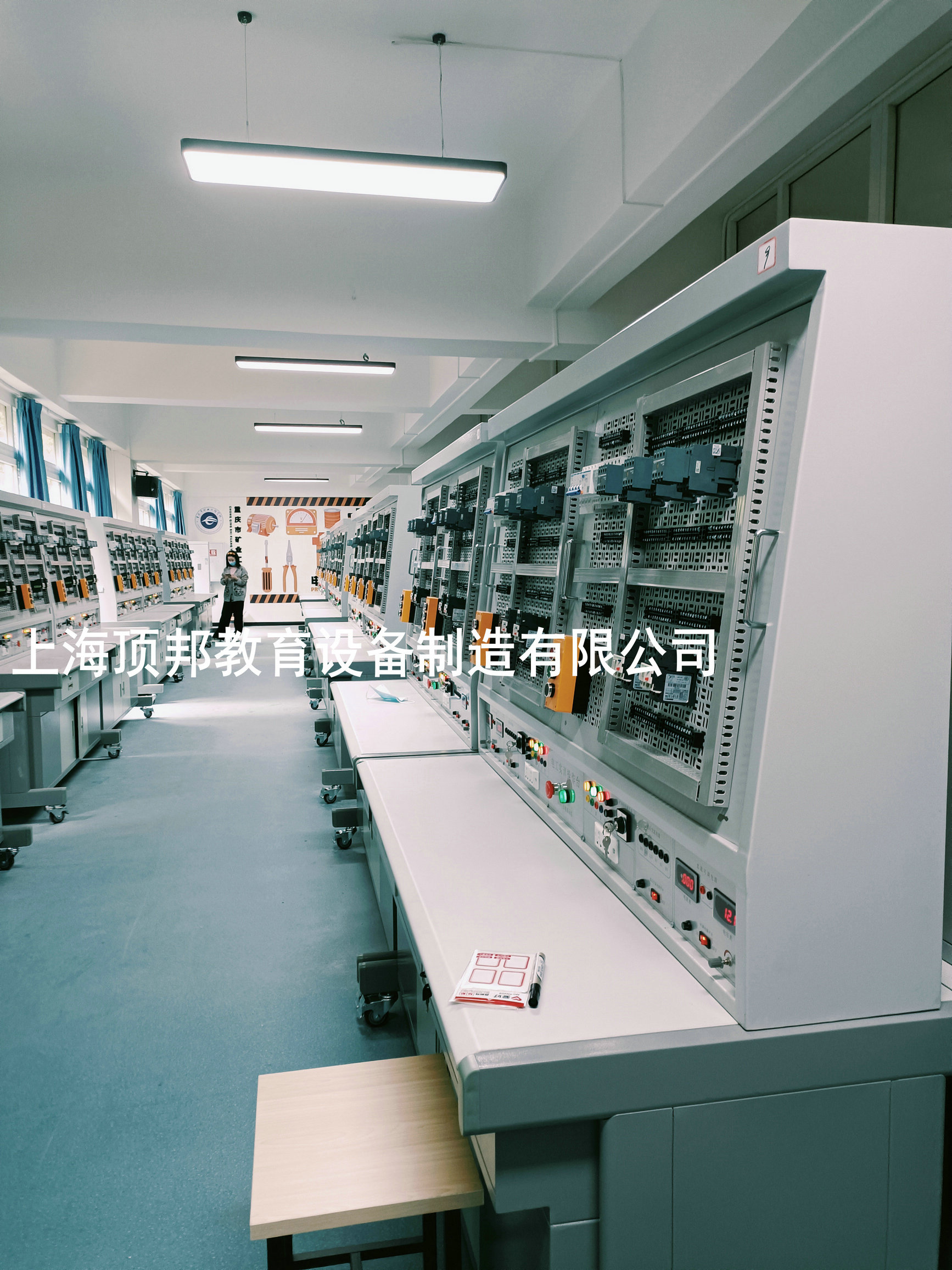 电工实训台(图2) /uploads/allimg/220328/1-22032Q25F4310.jpg